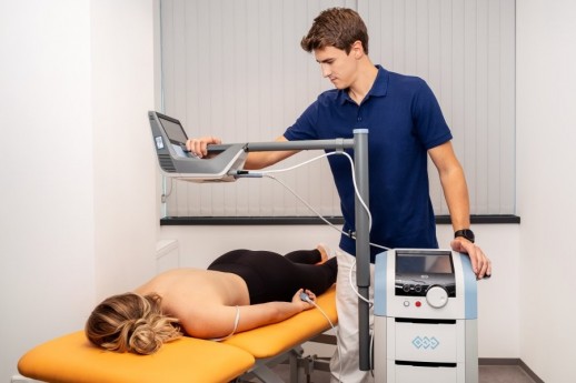 Visokointenzivni laser v sodobni fizioterapiji – več kot samo protibolečinska terapija